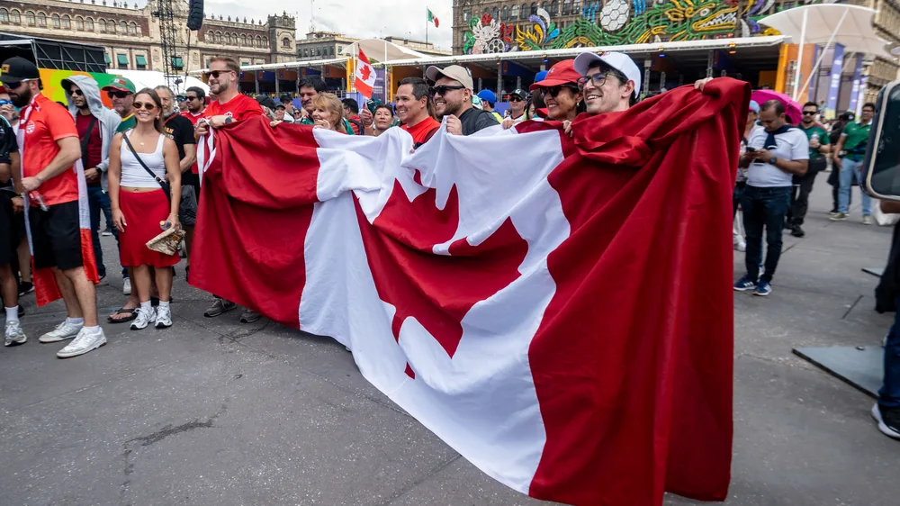 Hinchas con banderas en el FIFA Fan Festival del Zócalo de Ciudad de México, Mundial 2026