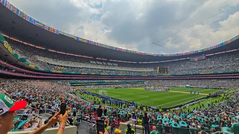 Estadio Azteca con las banderas de las naciones del Mundial 2026
