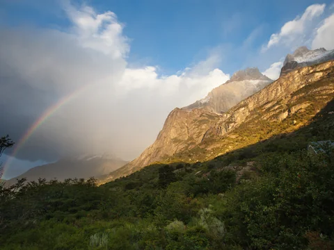 Arcoíris sobre los Cuernos del Paine, imagen ilustrativa de Chile