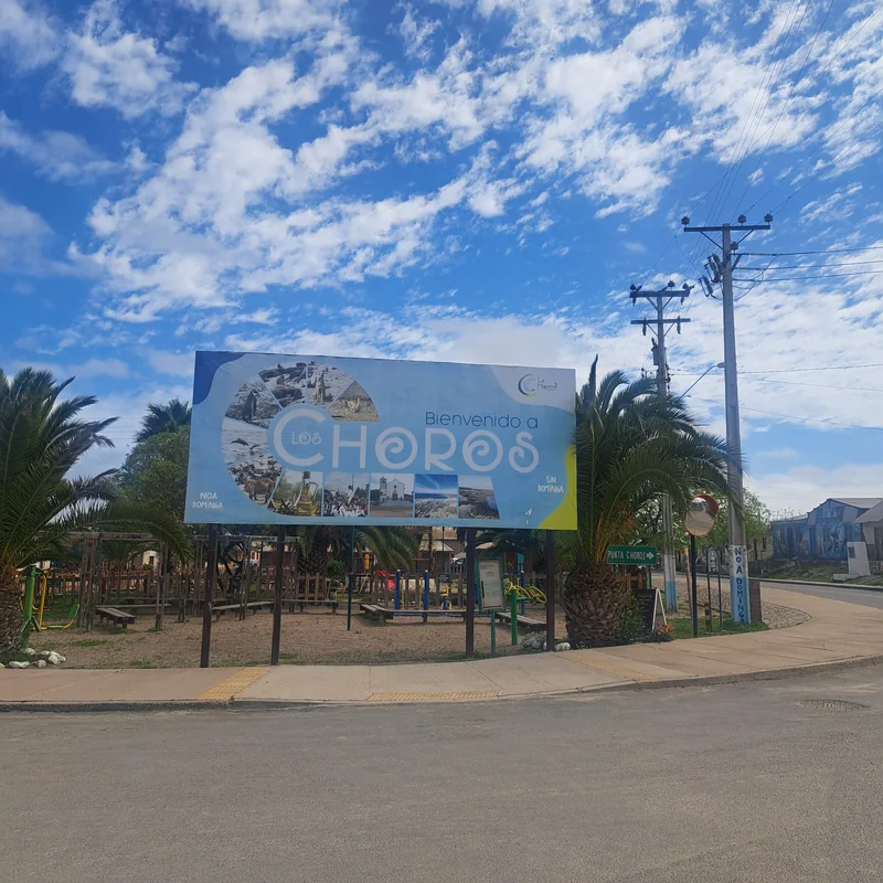 Letrero de bienvenida a Los Choros, con el desvío señalizado hacia Punta de Choros, en la comuna de La Higuera